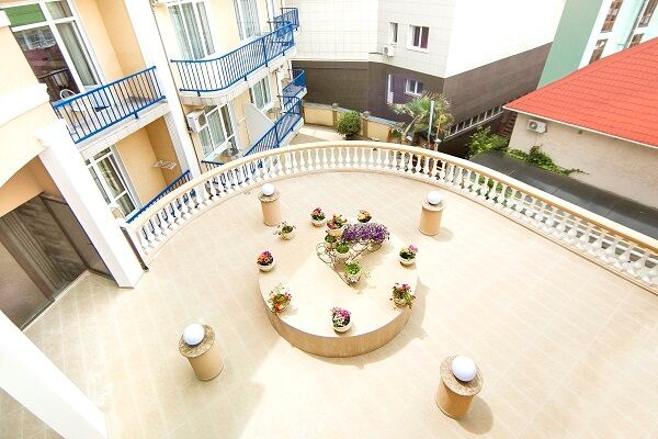 Roza vetrov Otel`: Территория