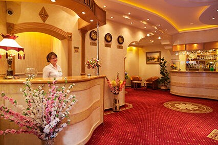 Roza vetrov Otel`: Холл