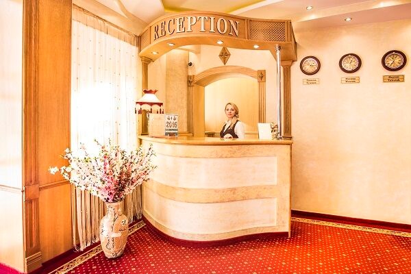 Roza vetrov Otel`: Стойка регистрации