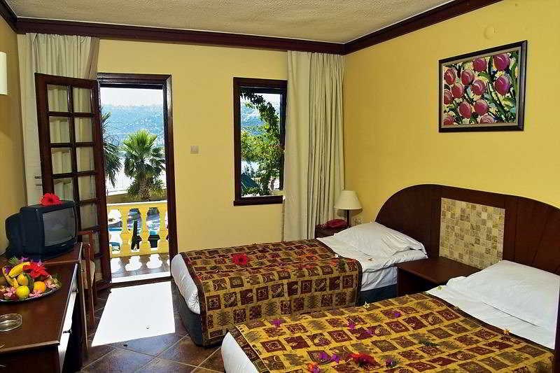 Green Beach Resort Hotel: Room