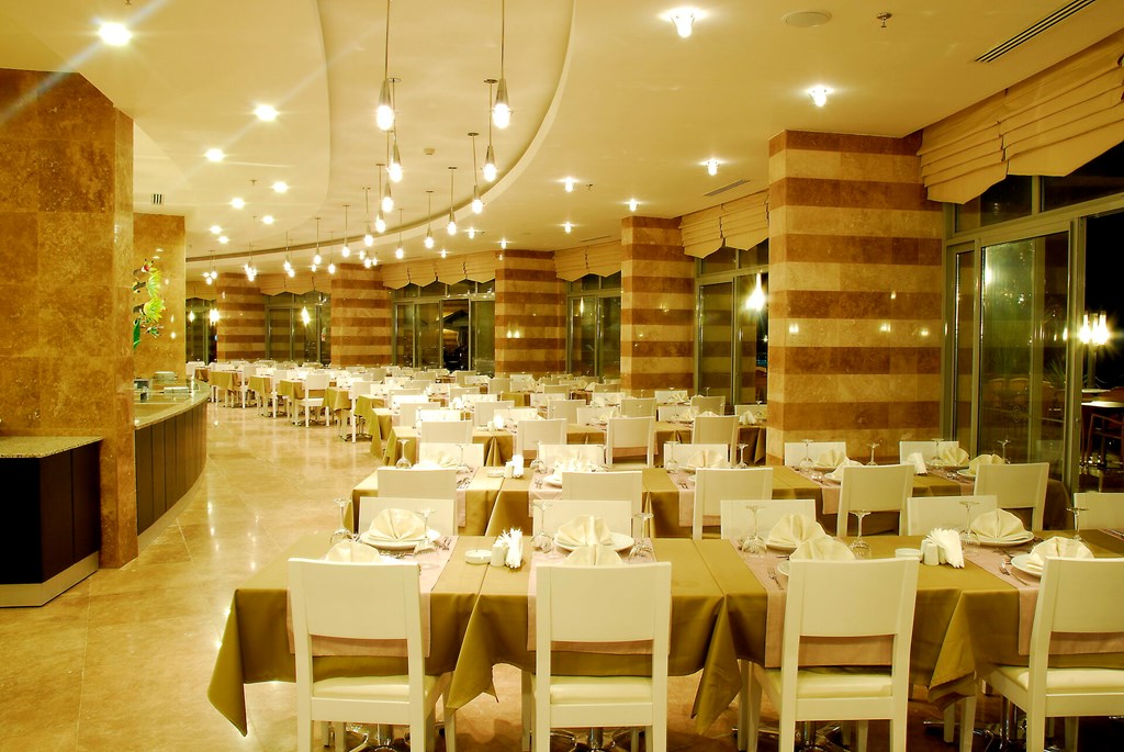 Charisma De Luxe Hotel: Restaurant