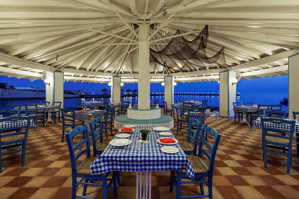 Le Bleu Hotel & Resort: Restaurant