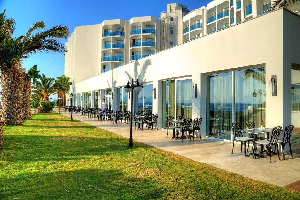 Le Bleu Hotel & Resort: Terrace