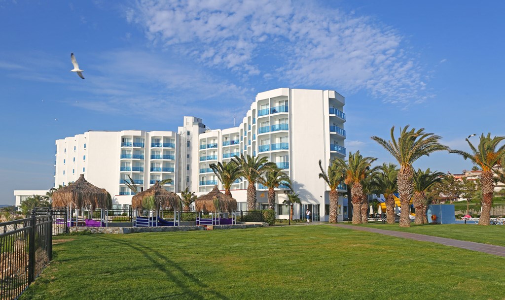 Le Bleu Hotel & Resort: Terrace