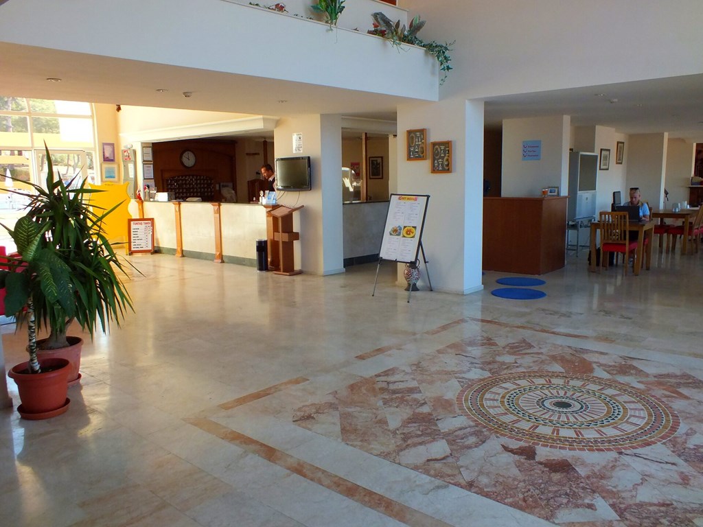 Tuntas Family Suites Kusadasi: Lobby