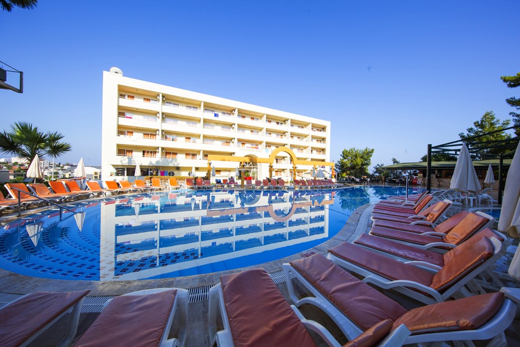 Tuntas Family Suites Kusadasi: Pool