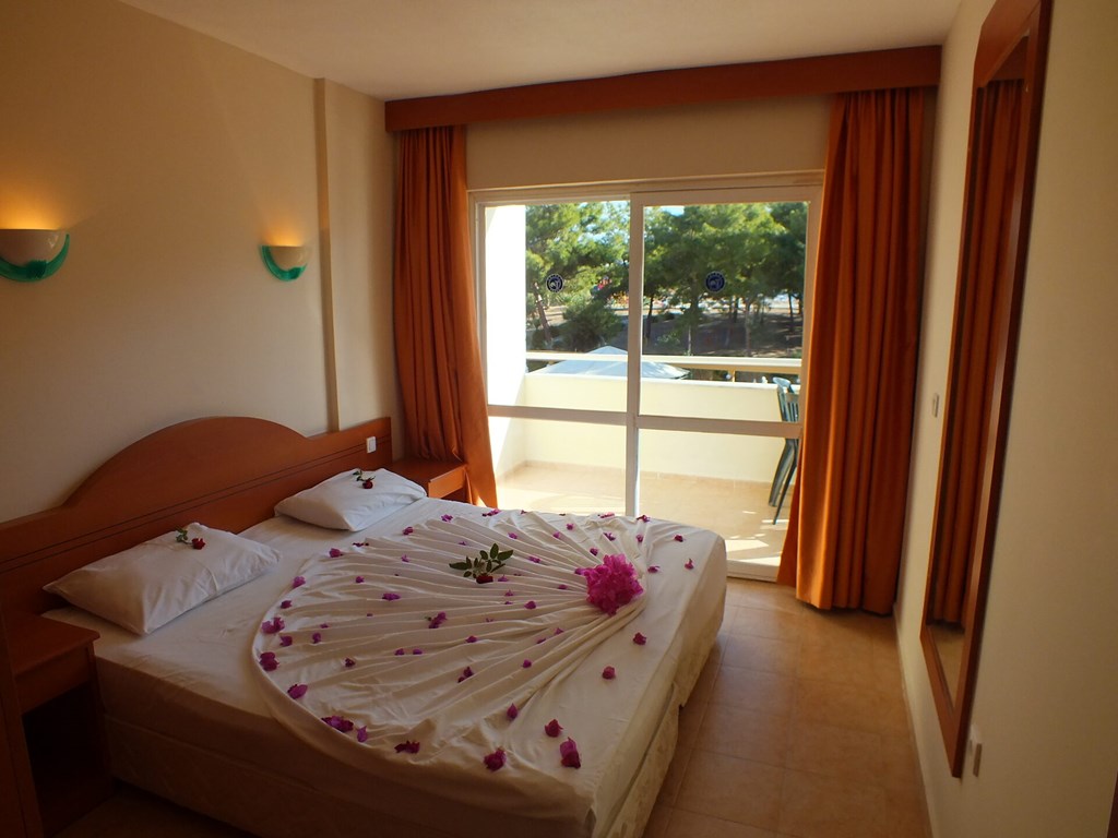 Tuntas Family Suites Kusadasi: Room DOUBLE LAND VIEW