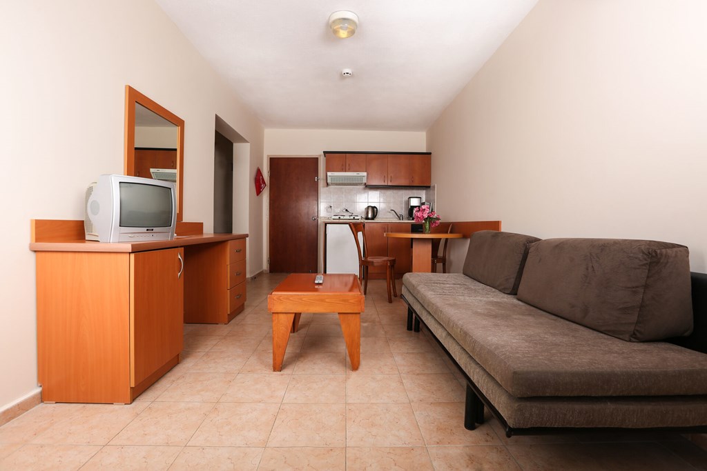 Tuntas Family Suites Kusadasi: Room