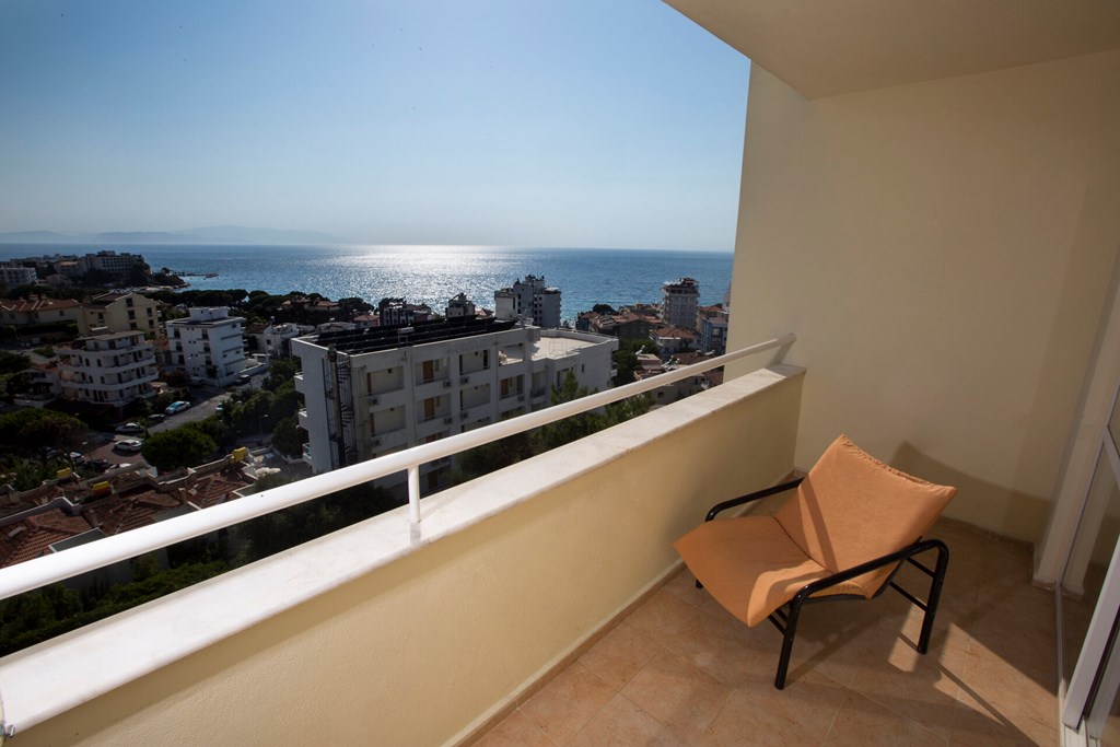 Tuntas Family Suites Kusadasi: Terrace