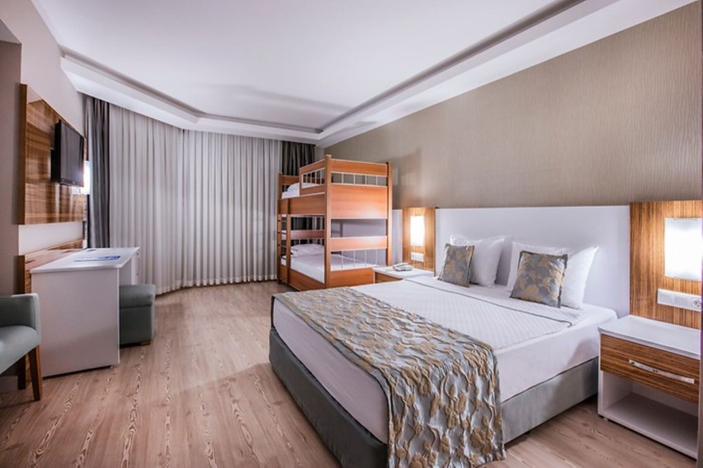 Palm Wings Ephesus Resort Hotel: Room FAMILY ROOM POOL VIEW TWO BEDROOMS
