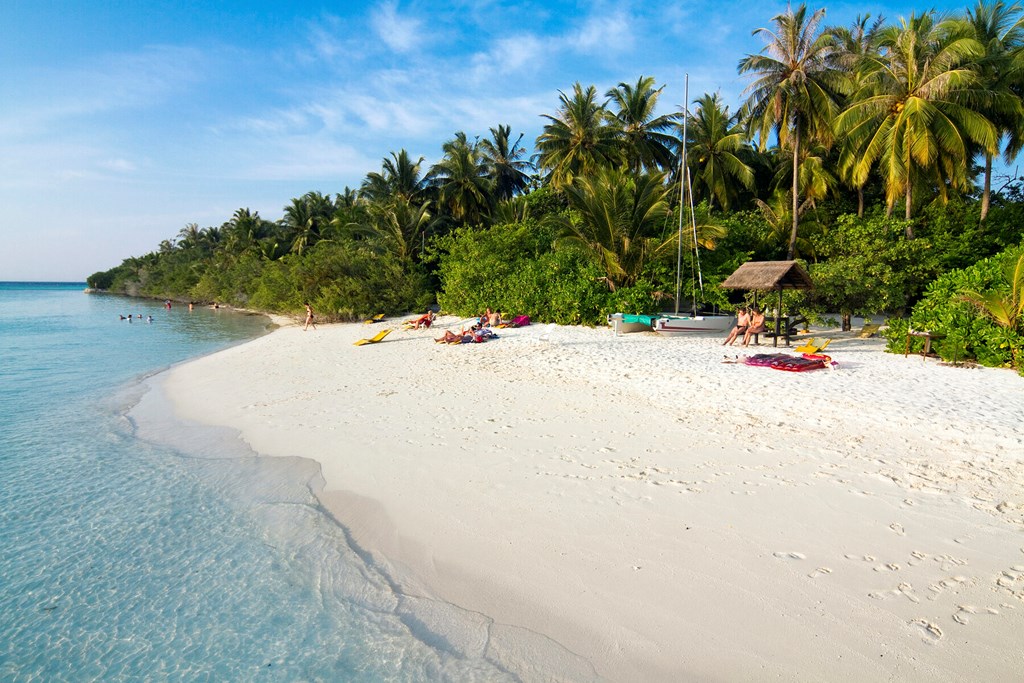 Embudu Village Resort: Beach