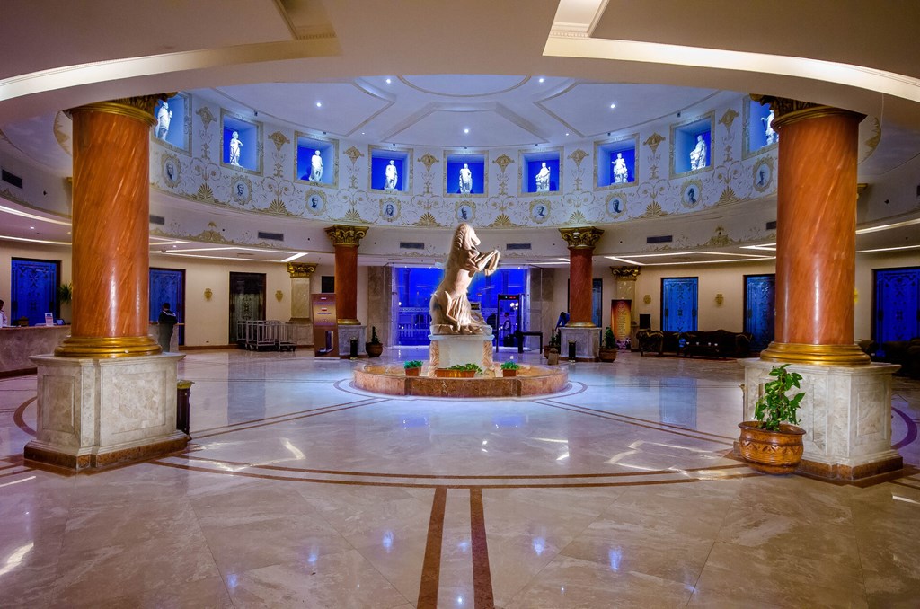 Titanic Palace & Aqua Park: Lobby