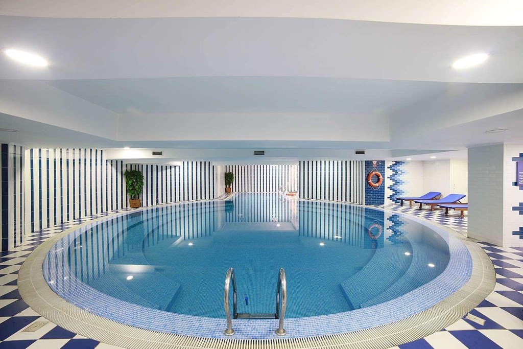 Ramada by Wyndham Almaty: Pool