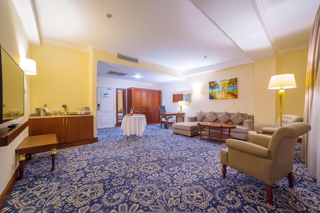 Ramada by Wyndham Almaty: Room SUITE DELUXE