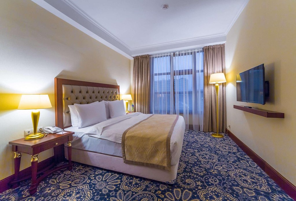 Ramada by Wyndham Almaty: Room SUITE EXECUTIVE KING BED