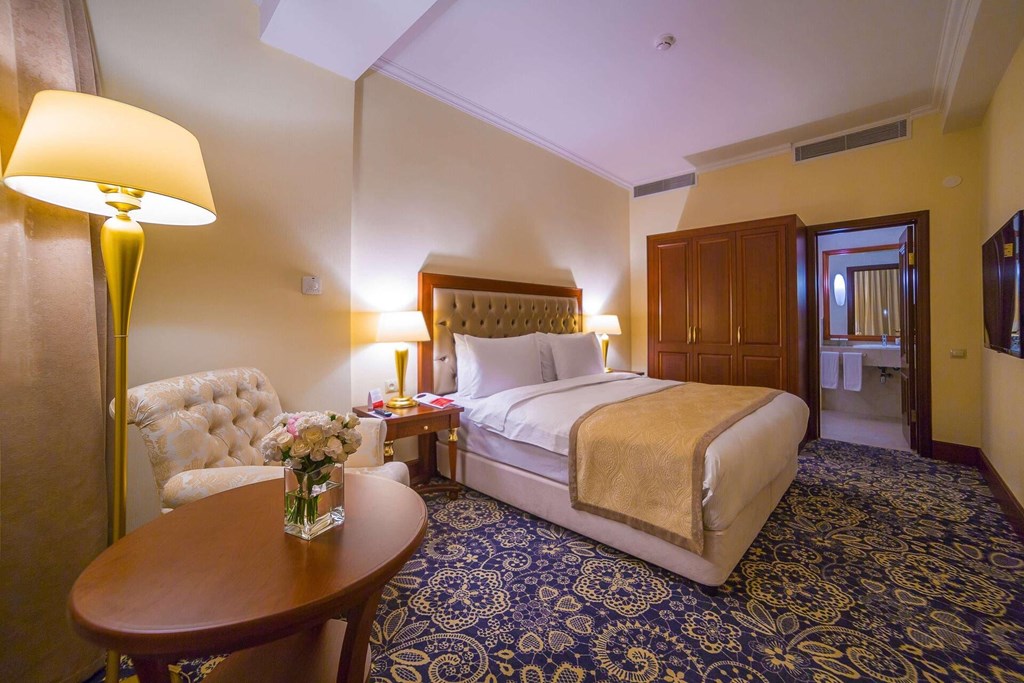 Ramada by Wyndham Almaty: Room DOUBLE DELUXE KING BED