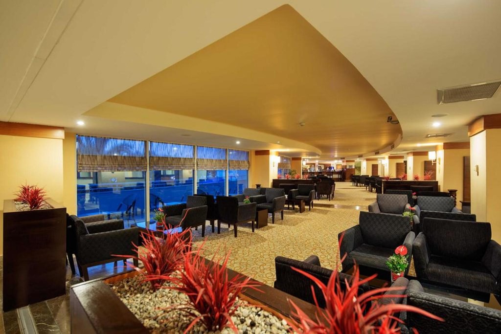 Crystal Admiral Resort Suites & Spa: Bar