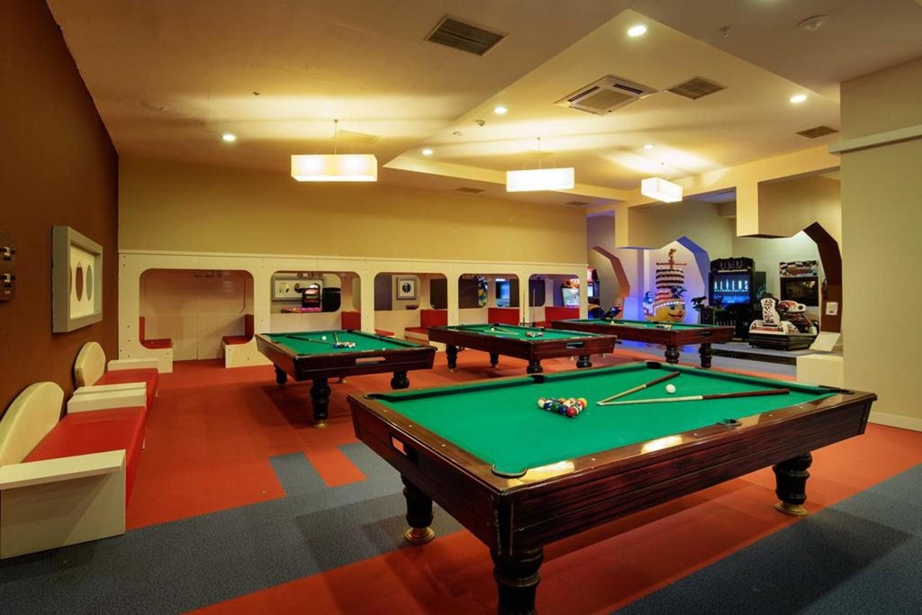 Crystal Admiral Resort Suites & Spa: Sports and Entertainment