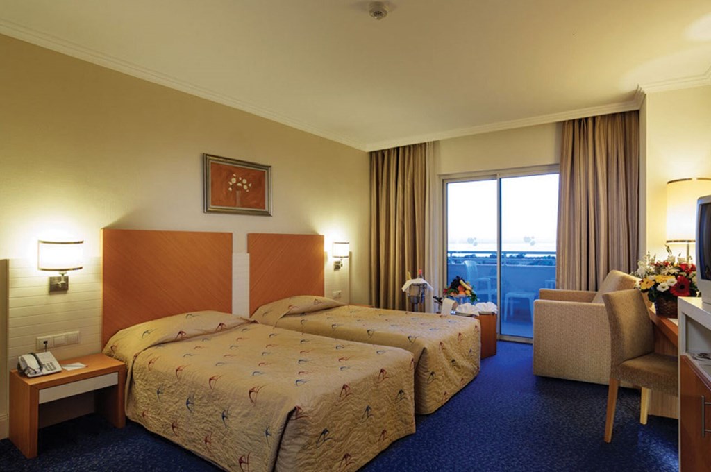 Crystal Admiral Resort Suites & Spa: Room