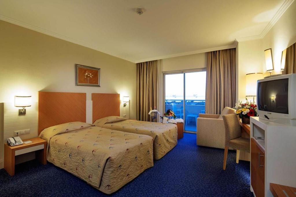 Crystal Admiral Resort Suites & Spa: Room