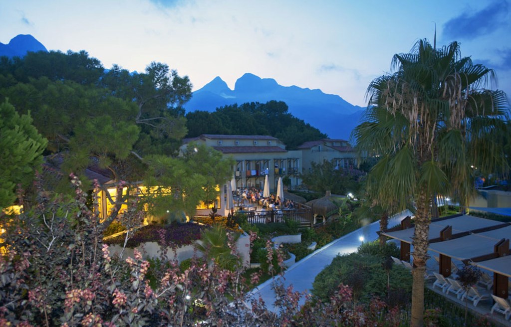 Crystal Flora Beach Resort: General view