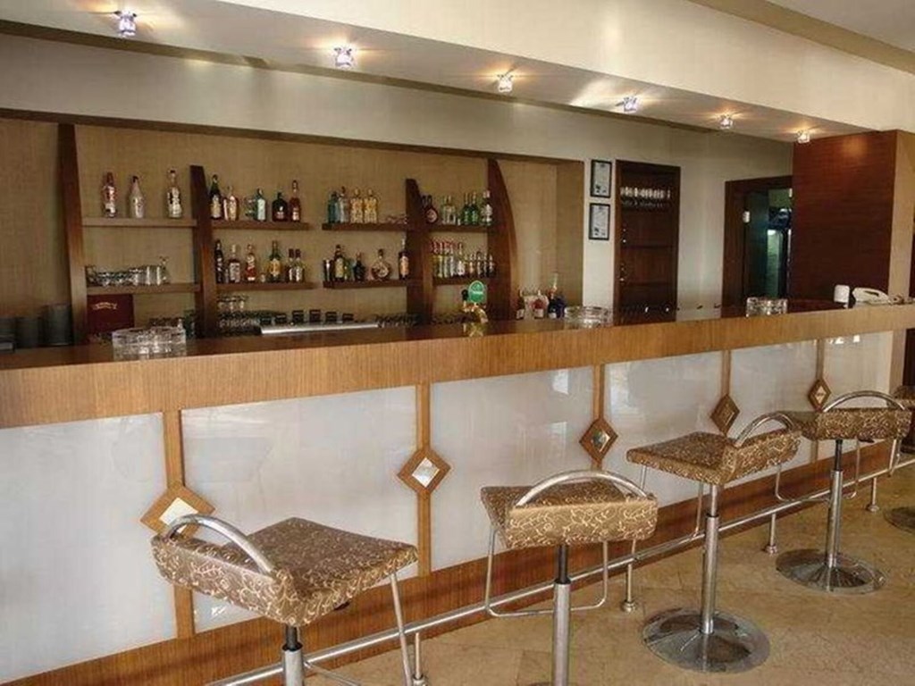 Crystal Flora Beach Resort: Bar