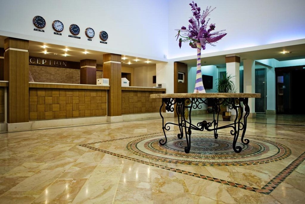 Crystal Flora Beach Resort: Lobby