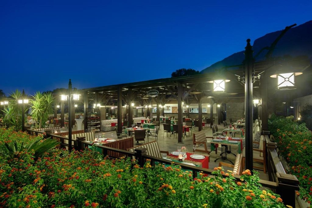 Crystal Flora Beach Resort: Restaurant