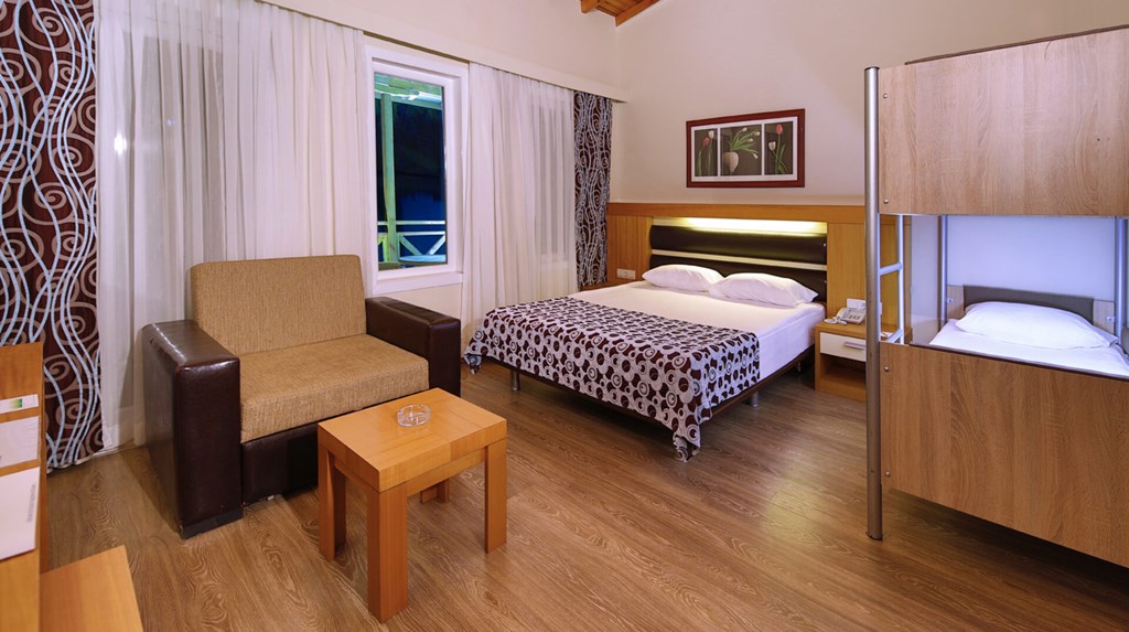 Crystal Flora Beach Resort: Room DOUBLE BUNK BED