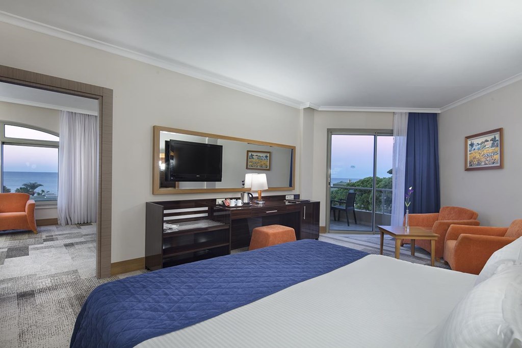 Maritim Pine Beach Belek: Junior Suite Main Building