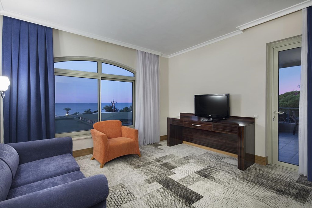 Maritim Pine Beach Belek: Junior Suite Main Building