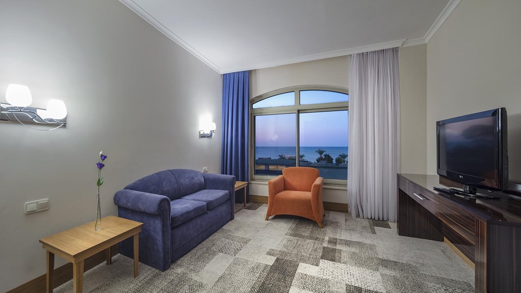 Maritim Pine Beach Belek: Junior Suite Main Building