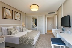 Mirage Park Resort: Suite - photo 13