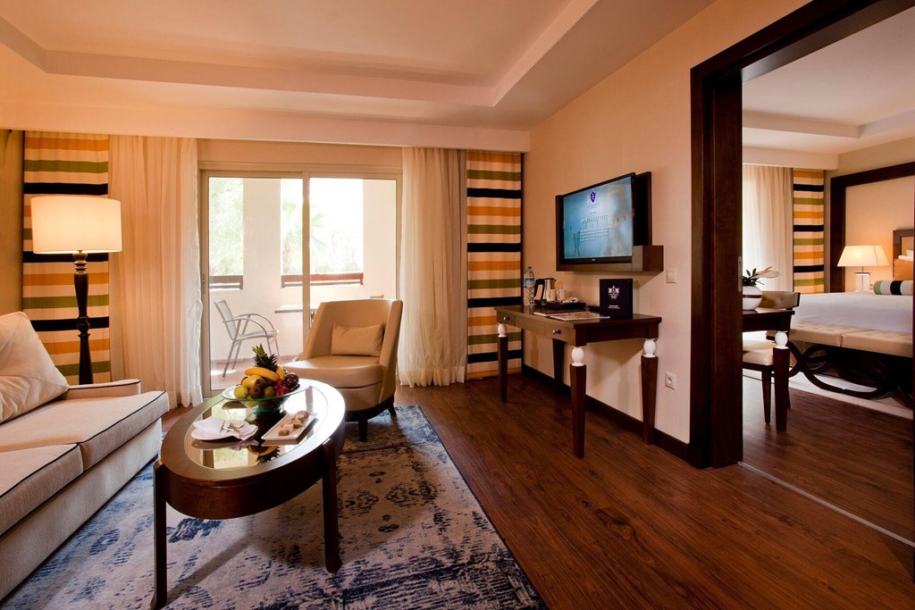 Kaya Palazzo Golf Resort: Garden Suite (гостиная)