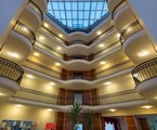 Larissa Inn Hotel: Территория отеля