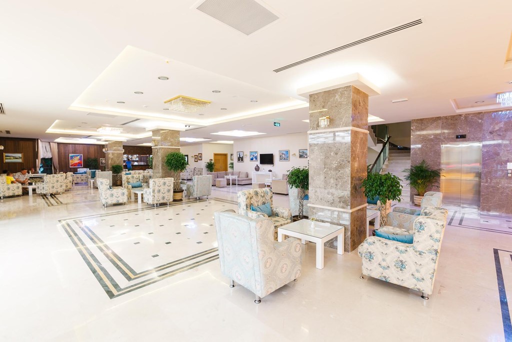 L'Oceanica Beach Resort Hotel: Лобби в главном здании