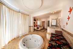 Golden Life Heights Hotel: Grand Suite With Jakuzzi - photo 4