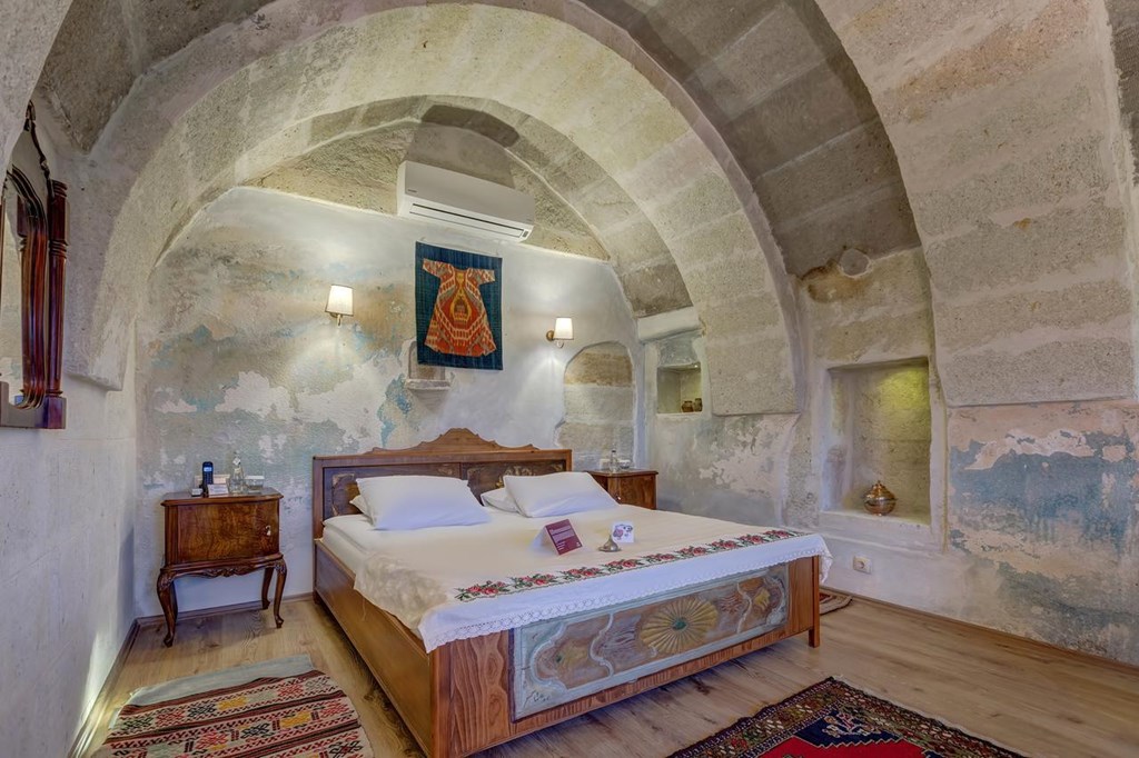 VILLAGE CAVE HOUSE HOTEL