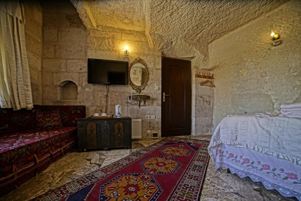 VILLAGE CAVE HOUSE HOTEL