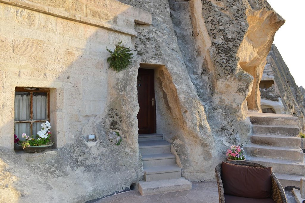 VILLAGE CAVE HOUSE HOTEL