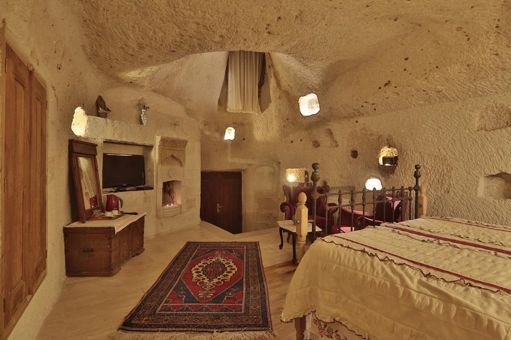 VILLAGE CAVE HOUSE HOTEL