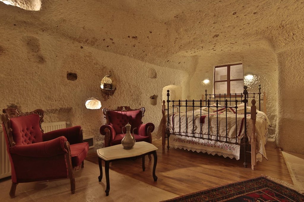 VILLAGE CAVE HOUSE HOTEL