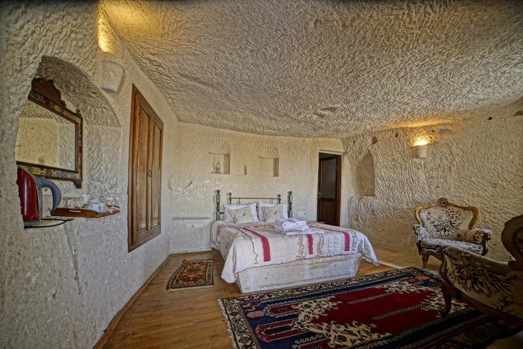 VILLAGE CAVE HOUSE HOTEL