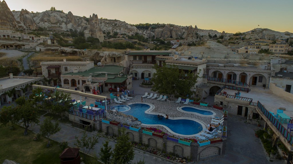 HOLIDAY CAVE HOTEL: Pool