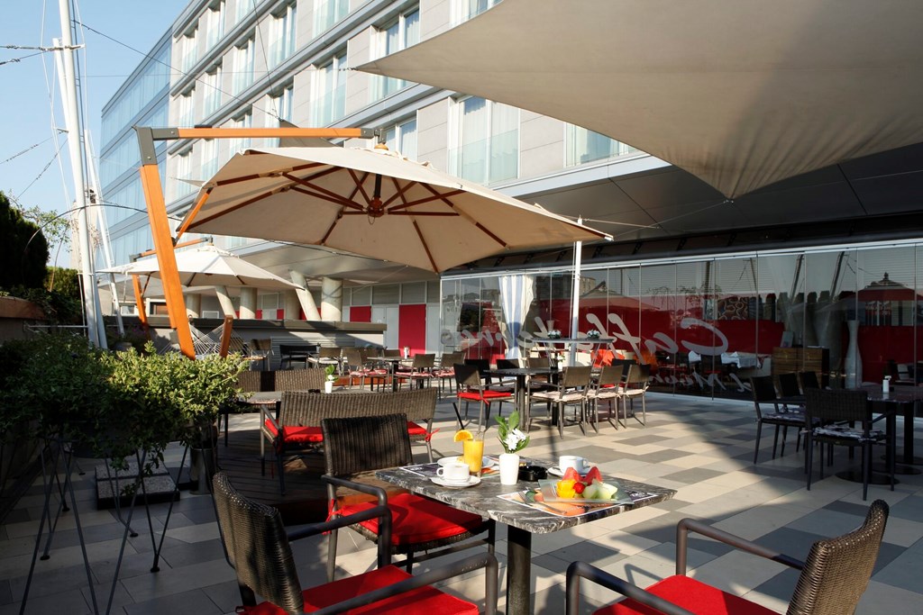 Golden Tulip Zira Belgrade: Terrace