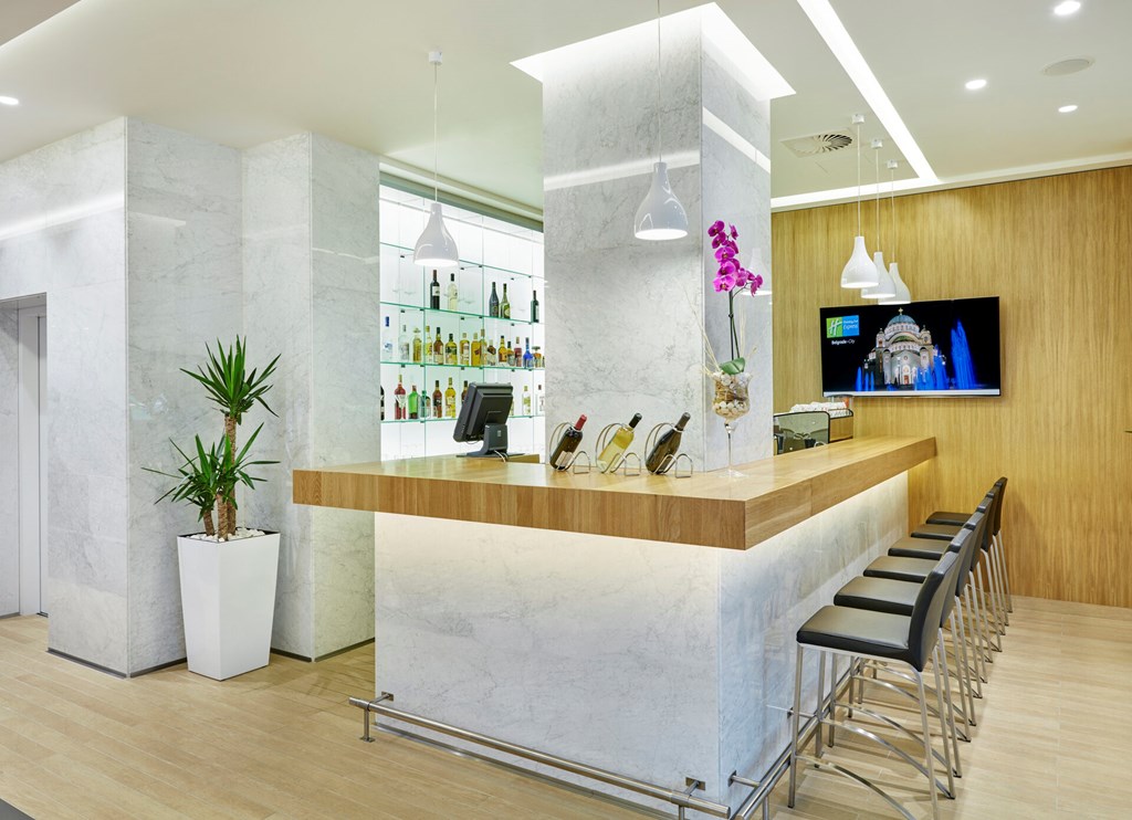 Holiday Inn Express Belgrade-City: Bar