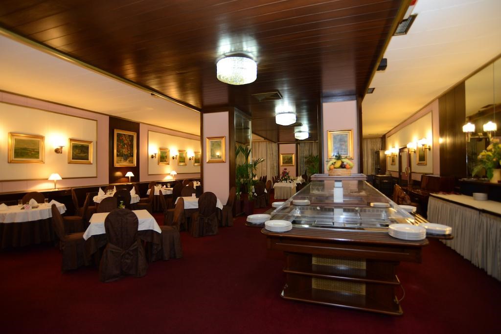 Palace Hotel: Restaurant