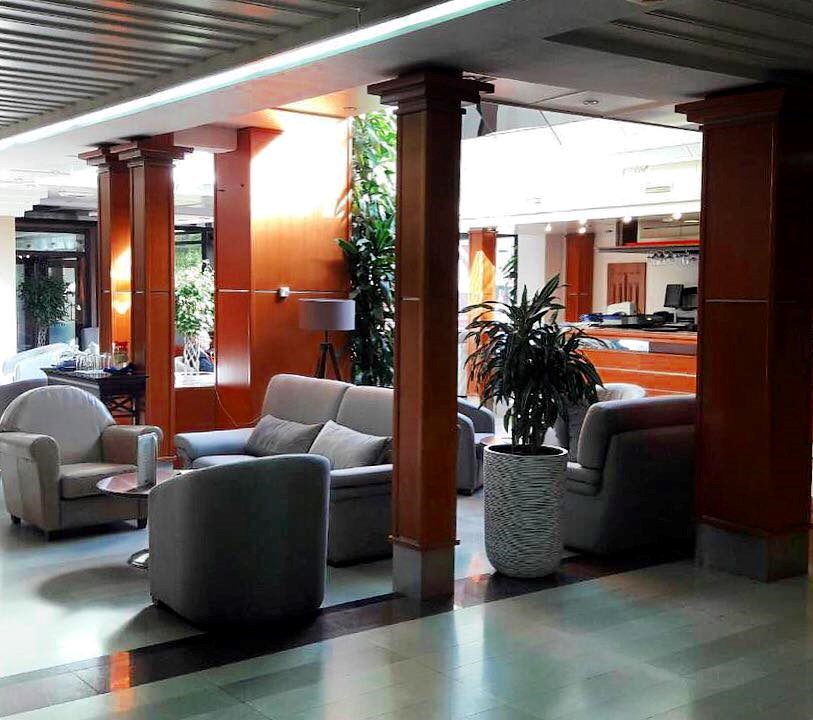 Hotel M: Lobby