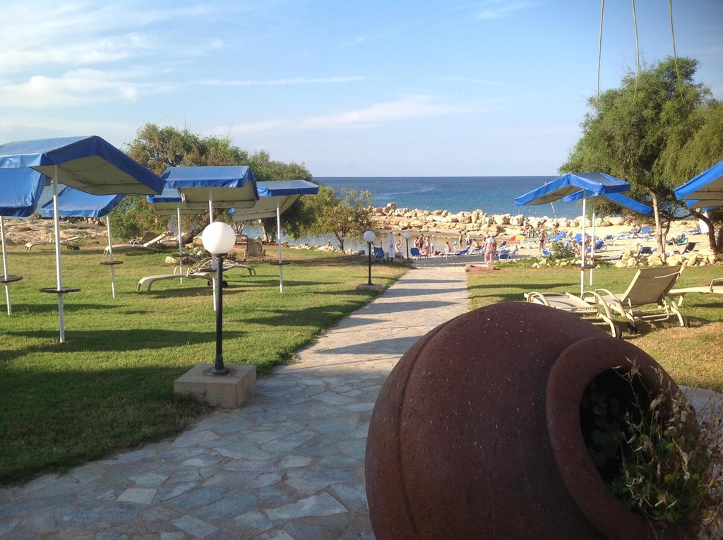 Mimosa Beach Hotel: Дорога к пляжу