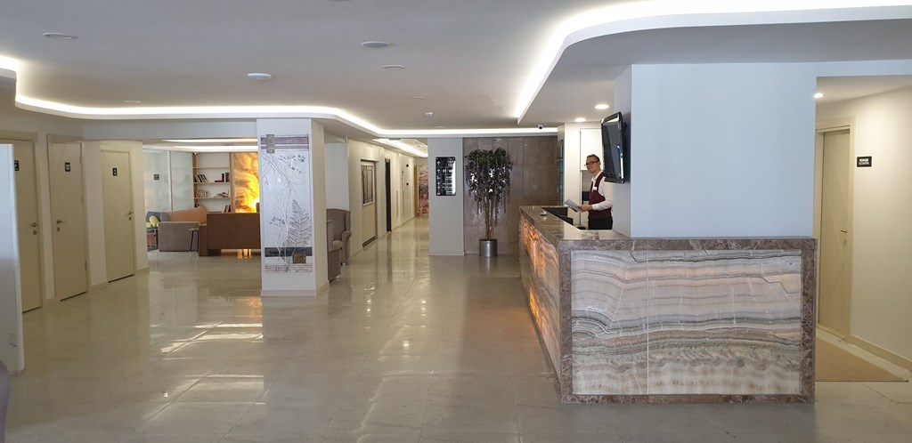 Marti Beach Hotel: Lobby